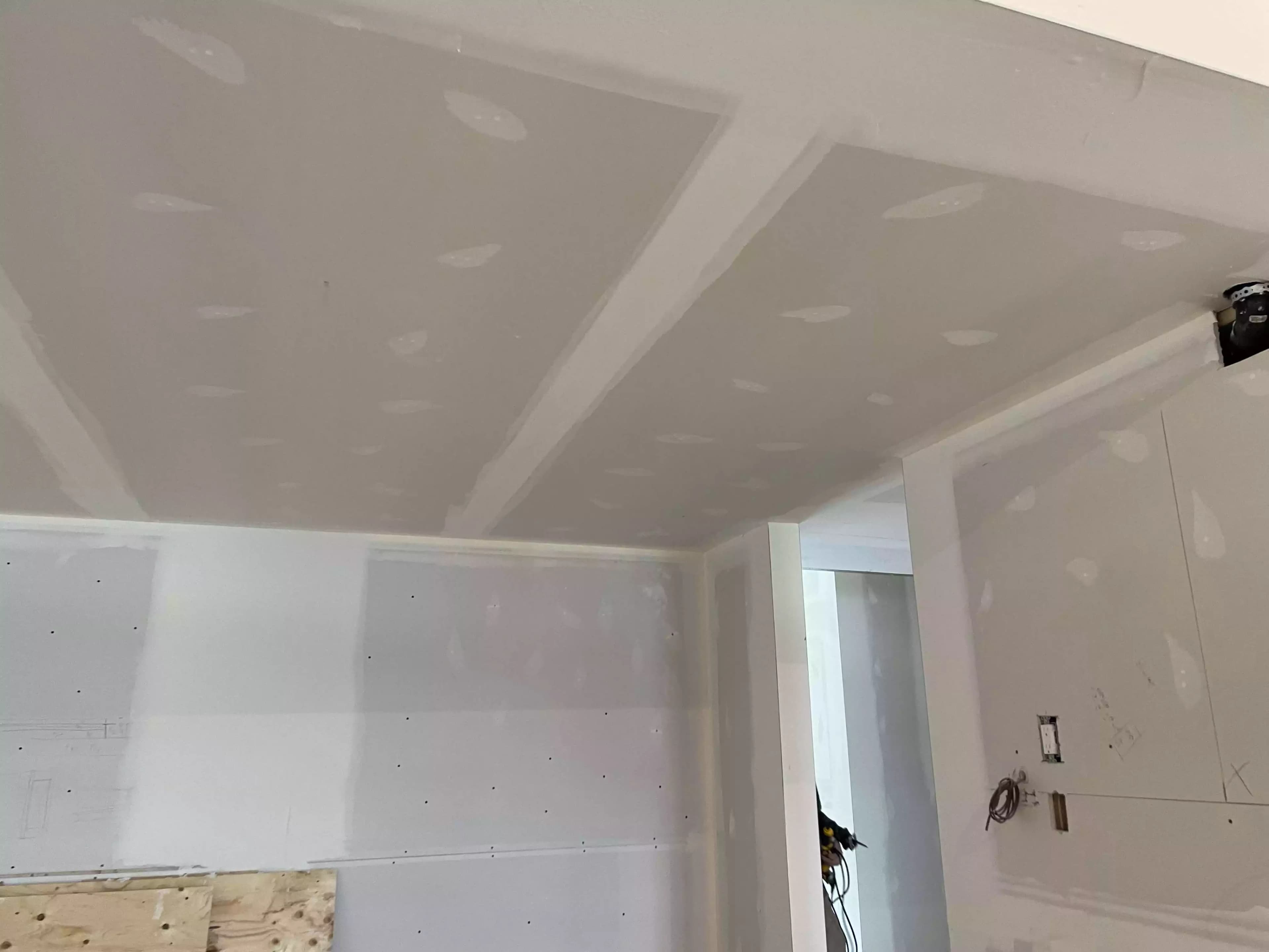 Plafond avec spots encastrés après tirage de joints niveau 5