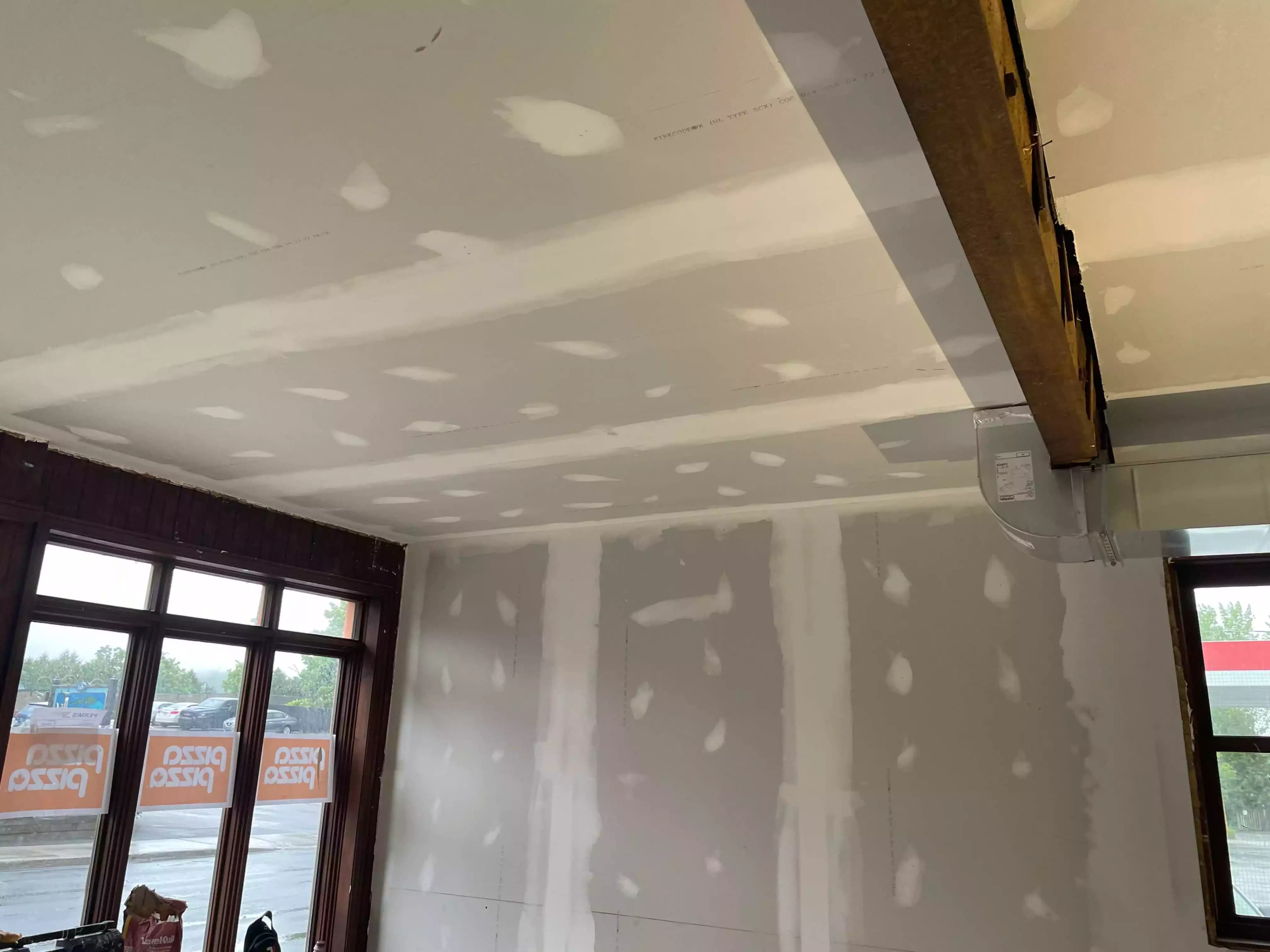 Plafond en cours de préparation avant peinture