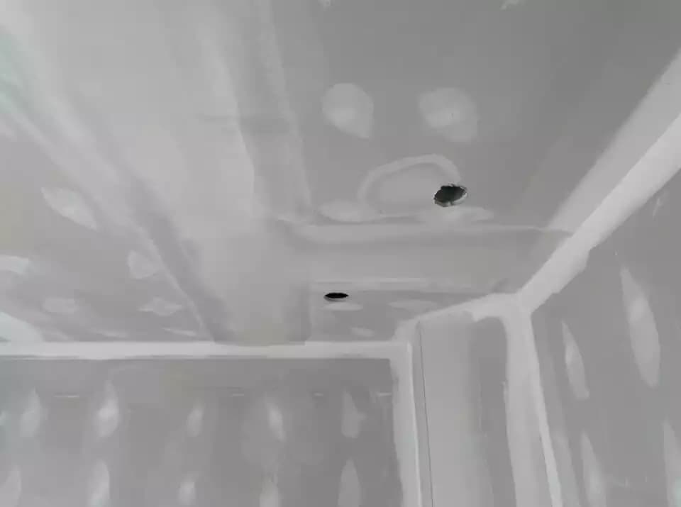 Joints de plafond en gypse en cours de finition