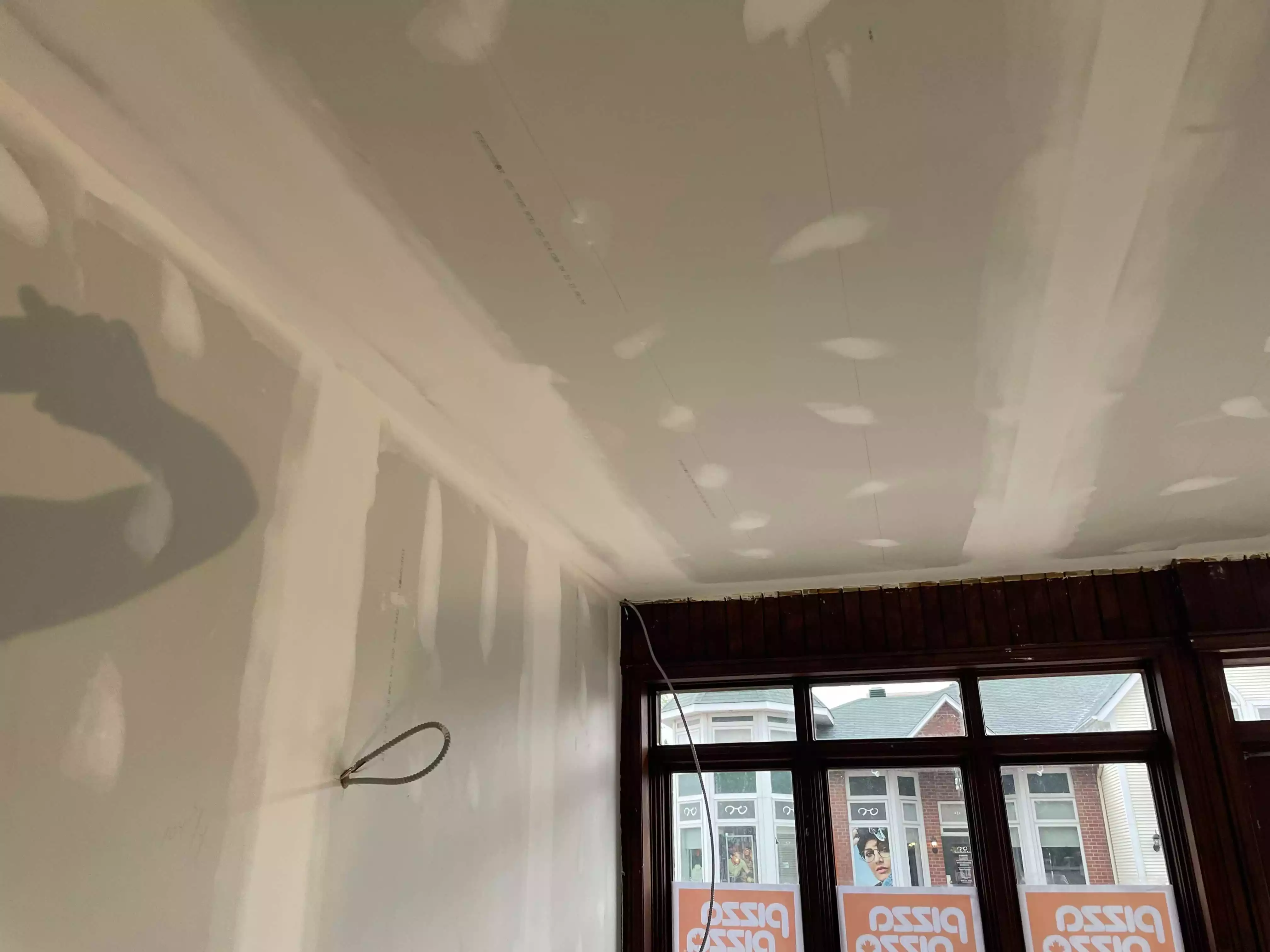 Chantier de tirage de joints sur gypse commercial — finition professionnelle B.M Expert dans les Laurentides