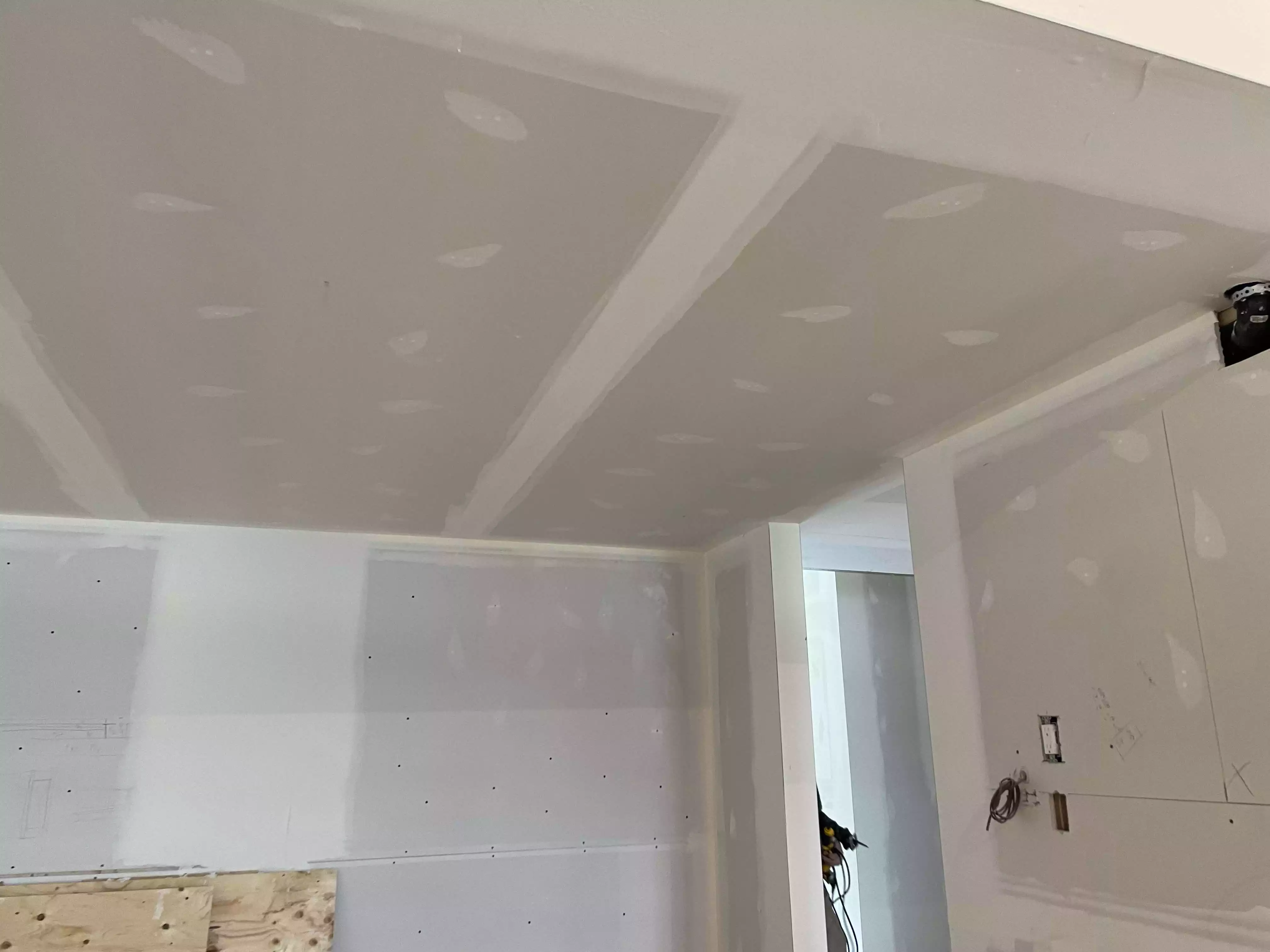 Peinture intérieure complète après tirage de joints — salon, entrée, plafond avec spots encastrés, Rive-Nord